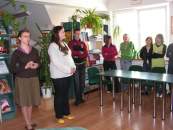 Go�cie w szkolnej bibliotece.