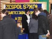 Na stoisku Zespo�u Szk� w Zegocinie.