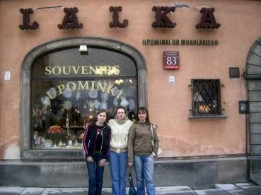 Przed sklepem Wokulskiego w Warszawie.