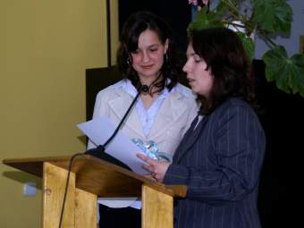 Nagrody dla laureat�w konkursu na sztandar szko�y.