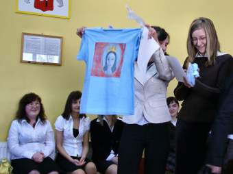 Nagrody dla laureat�w konkursu na sztandar szko�y.