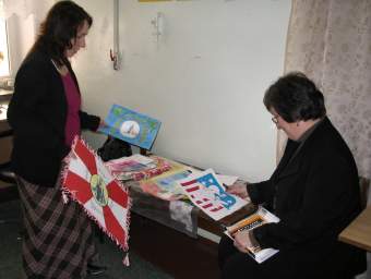 Katarzyna Kogutowicz i Danuta P�czek podczas przegl�dania nagrodzonych prac.