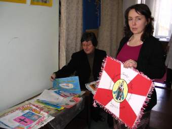 Katarzyna Kogutowicz i Danuta P�czek podczas przegl�dania nagrodzonych prac.