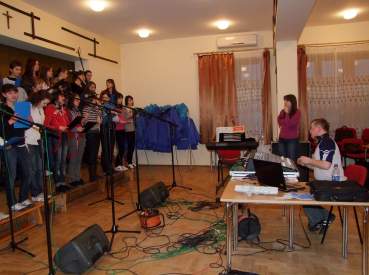 Nagrywanie p�yty kompaktowej przez szkolny ch�r.