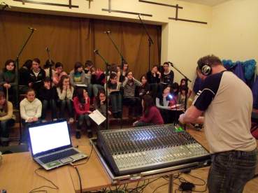 Nagrywanie p�yty kompaktowej przez szkolny ch�r.