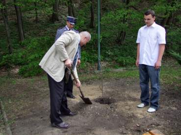 Uroczysto�� zasadzenia D�b�w Pami�ci w �egocinie.