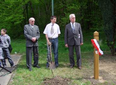 Uroczysto�� zasadzenia D�b�w Pami�ci w �egocinie.