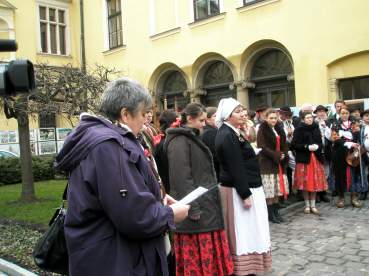 Pani Urszula W�asiuk wita delegacje na placu Kurii.