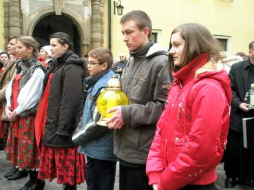 Delegacja ZS zapala znicz przed pomnikiem Jana Paw�a II.