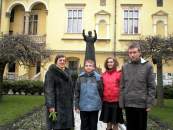 Przed Pa�acem Arcybiskup�w w Krakowie.