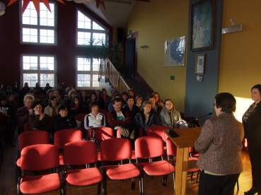 Powitanie w szkolnej auli.