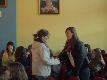 Powitanie w szkolnej auli.