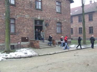 W�grzy podczas zwiedzania Obozu Zag�ady w O�wi�cimiu.