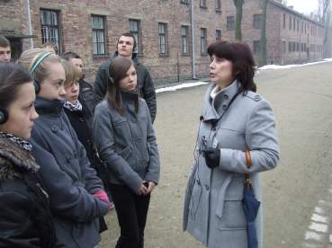 W�grzy podczas zwiedzania Obozu Zag�ady w O�wi�cimiu.