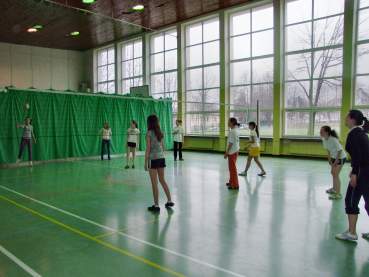 Rozgrywki sportowe w sali gimnastycznej �egoci�skiej szko�y.