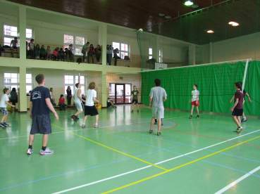 Rozgrywki sportowe w sali gimnastycznej �egoci�skiej szko�y.