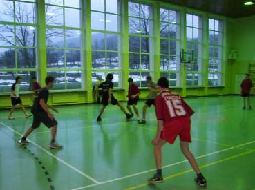 Rozgrywki sportowe w sali gimnastycznej �egoci�skiej szko�y.