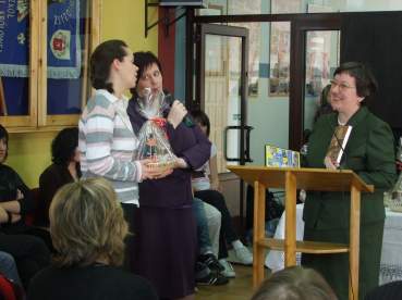 Spotkanie po�egnalne w szkolnej auli.