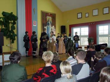 Spotkanie po�egnalne w szkolnej auli.