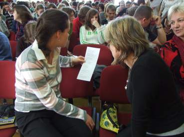 Spotkanie po�egnalne w szkolnej auli.