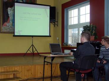 Spotkanie po�egnalne w szkolnej auli.