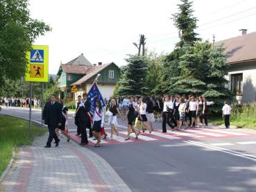 Przemarsz do szko�y.