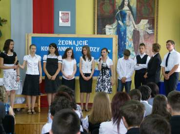 Akademia w szkolnej auli.