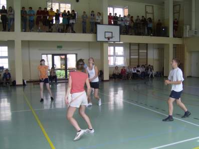 Mecz siatk�wki dru�yn mieszanych.