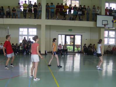 Mecz siatk�wki dru�yn mieszanych.