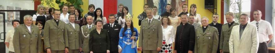 Pami�tkowe zdj�cie uczestnik�w spotkania w szkolnej auli.