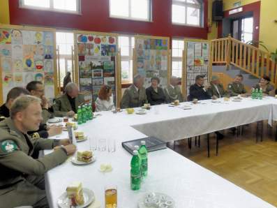 Spotkanie w szkolnej auli przy kawie i ciastkach.