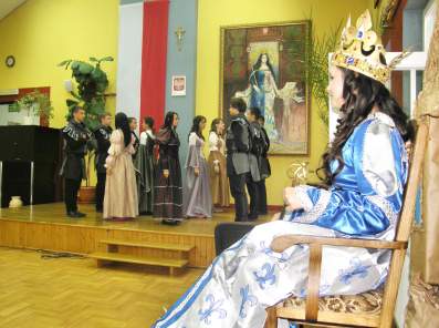 Taniec dworski w wykonaniu szkolnego zespo�u tanecznego.