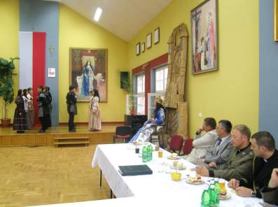 Taniec dworski w wykonaniu szkolnego zespo�u tanecznego.