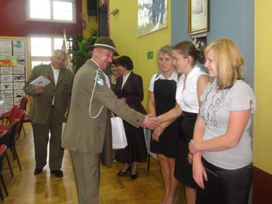 P�k. J. Ostapkowicz �egna si� z uczennicami.