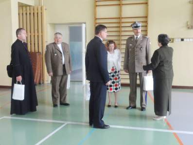 Zwiedzanie sali gimnastycznej szko�y.