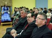 Go�cie z �odzi w szkolnej auli.