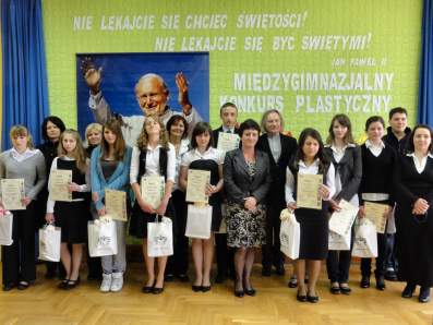 Pami�tkowa fotografia laureat�w  wraz z profesorem i opiekunami.