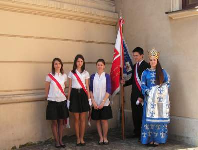 Poczet sztandarowy szko�y na Wawelu.