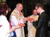 Bart�omiej Kamionka odbieraPere�k�.