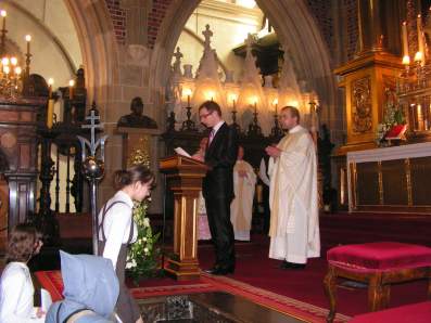 Bart�omiej Kamionka czyta tekst modlitwy.