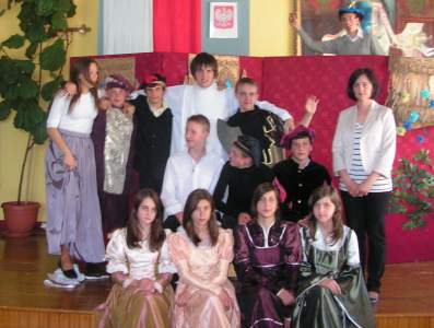 Marzena Pajor i jej gimnazjalna grupa teatralna.