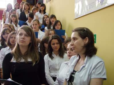 Anna Maurer i ch�r szkolny.