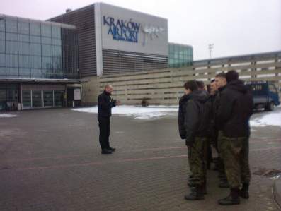 Klasa Stra�y Granicznej na lotnisku w Balicach.