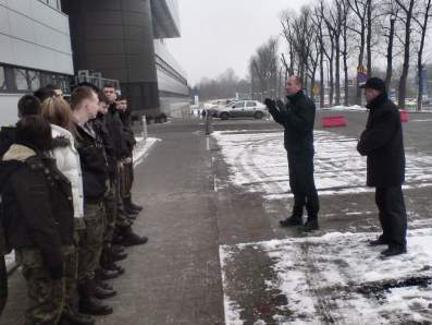 Klasa Stra�y Granicznej na lotnisku w Balicach.