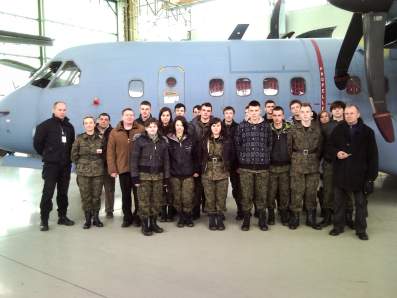 Klasa Stra�y Granicznej na lotnisku w Balicach.