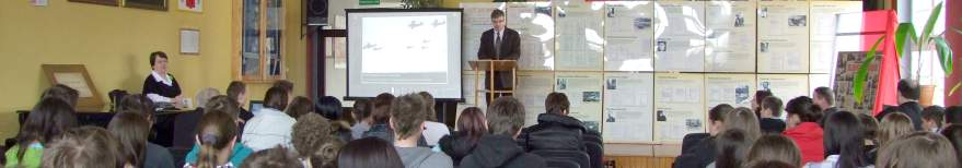 Wyk�ad dr Dariusza Gorajczyka w auli Zespo�u Szk� w �egocinie.