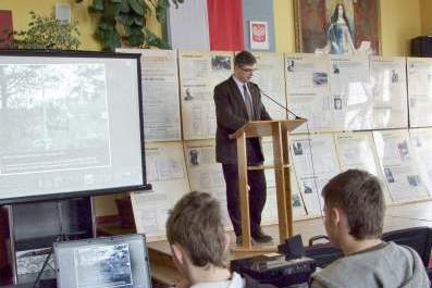 Wyk�ad dr Dariusza Gorajczyka w auli Zespo�u Szk� w �egocinie