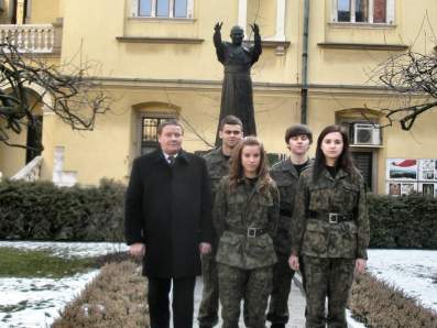 Na dziedzi�cu Krakowskiej Kurii.