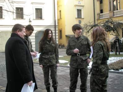 Na dziedzi�cu Krakowskiej Kurii.