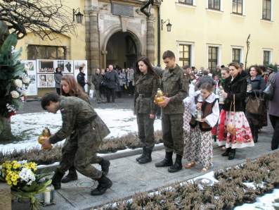 Przed pomnikiem JP II. 